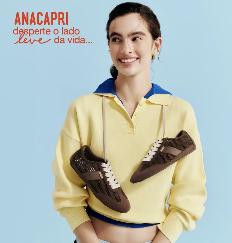 Modelo apresentando tênis marrons