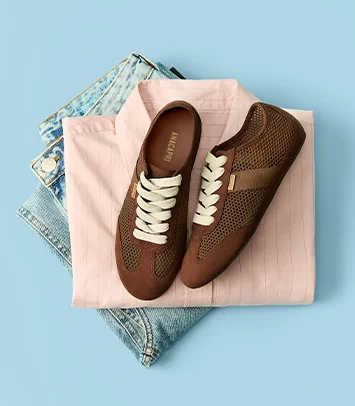 Tênis de malha marrons com camisa e jeans